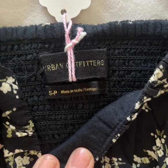 Black Floral Drawstring Ruched Crop Top - Picture 2 of 3